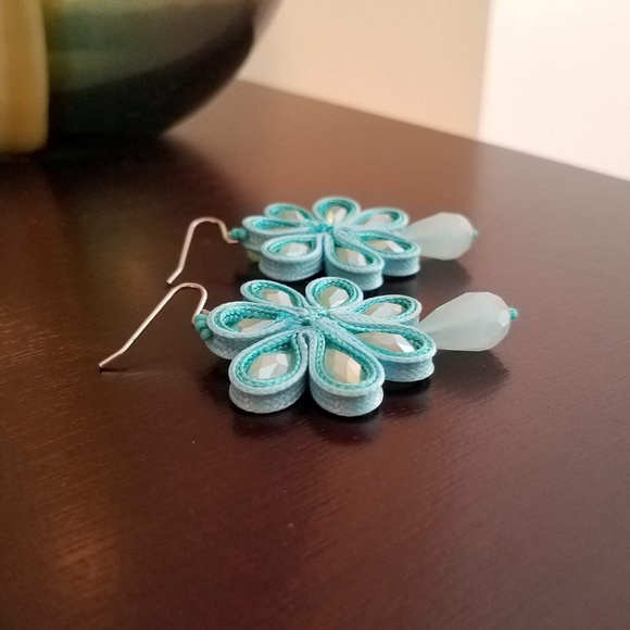 NWT LAST 2! Gorgeous Silk Laced Flower Earrings - Picture 6 of 6